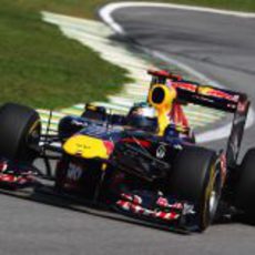 Sebastian Vettel rueda en el circuito de Interlagos 2011