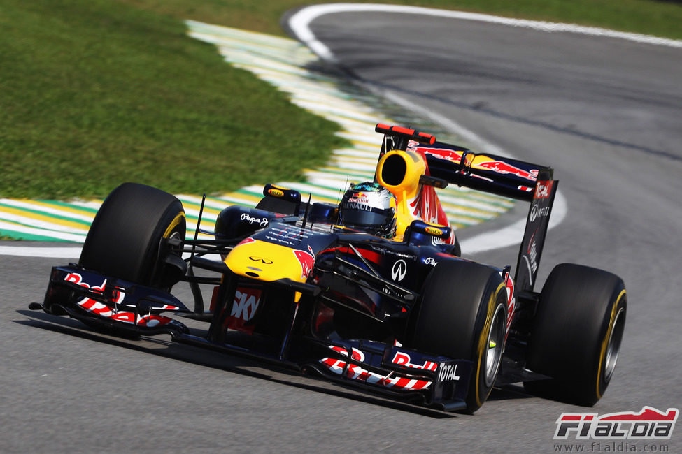 Sebastian Vettel rueda en el circuito de Interlagos 2011