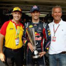 Mark Webber recibe el premio DHL de las vueltas rápidas