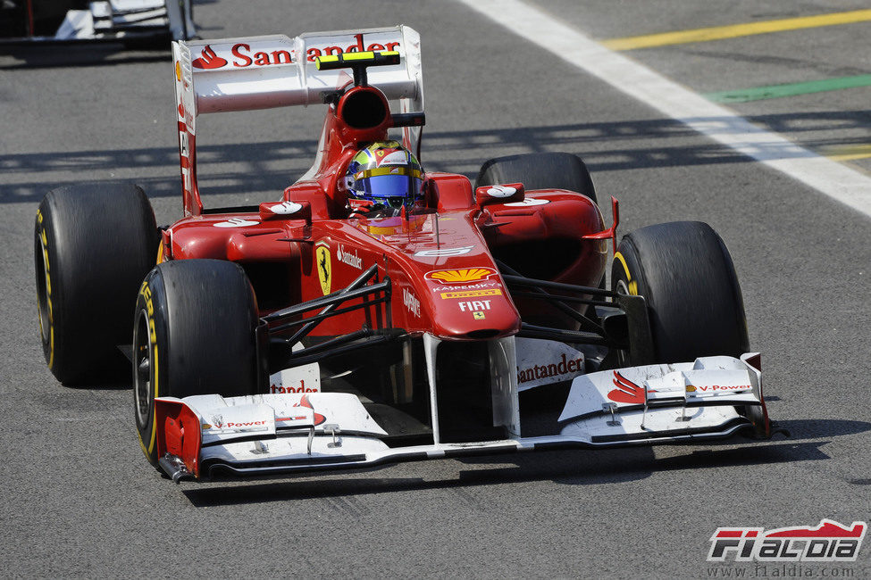 Felipe Massa entra en la calle de boxes durante la clasificación de Interlagos