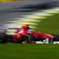 Fernando Alonso en el límite en Interlagos