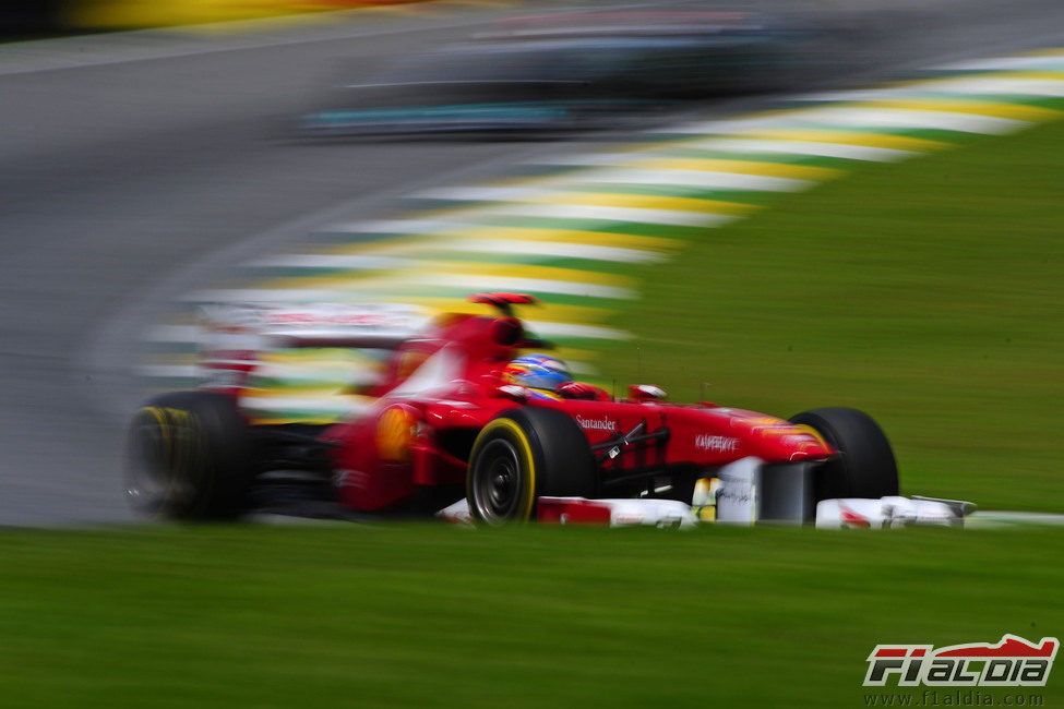 Fernando Alonso en el límite en Interlagos