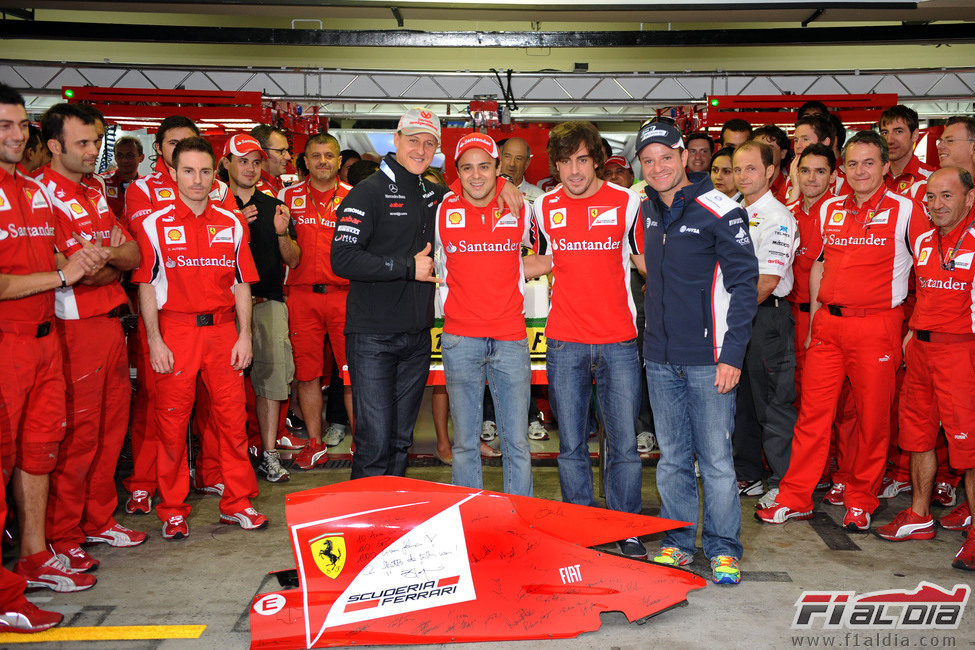 Michael Schumacher, Felipe Massa, Fernando Alonso y Rubens Barrichello en el box de Ferrari
