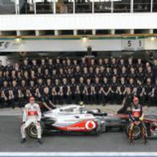 Foto de familia de McLaren en el GP de Brasil 2011