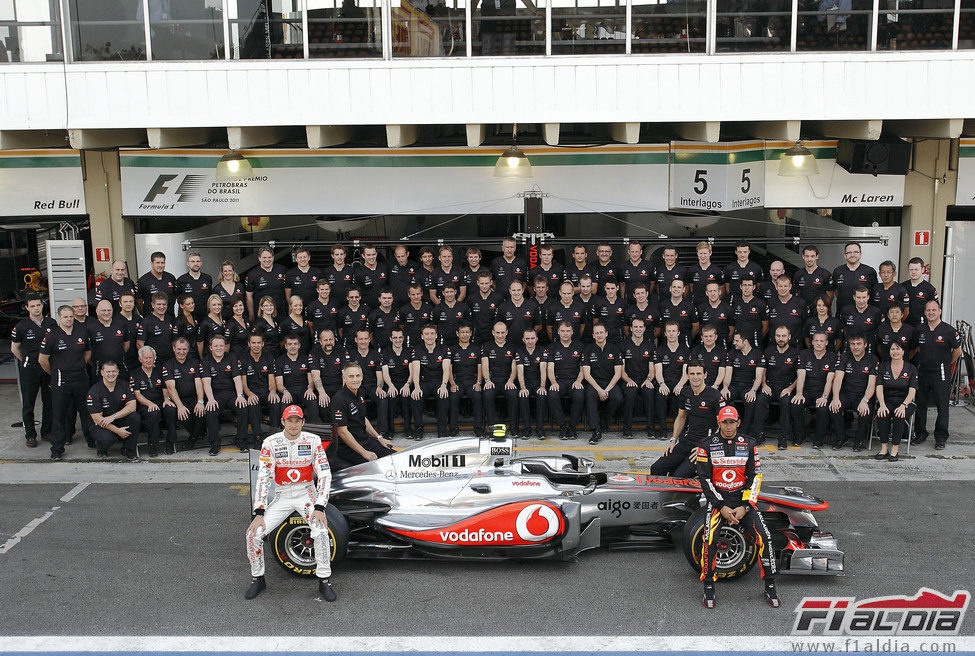 Foto de familia de McLaren en el GP de Brasil 2011