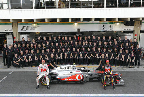 Foto de familia de McLaren en el GP de Brasil 2011