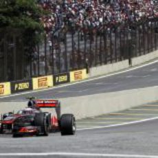 Jenson Button en la calle de boxes de Interlagos