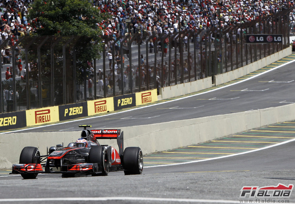 Jenson Button en la calle de boxes de Interlagos