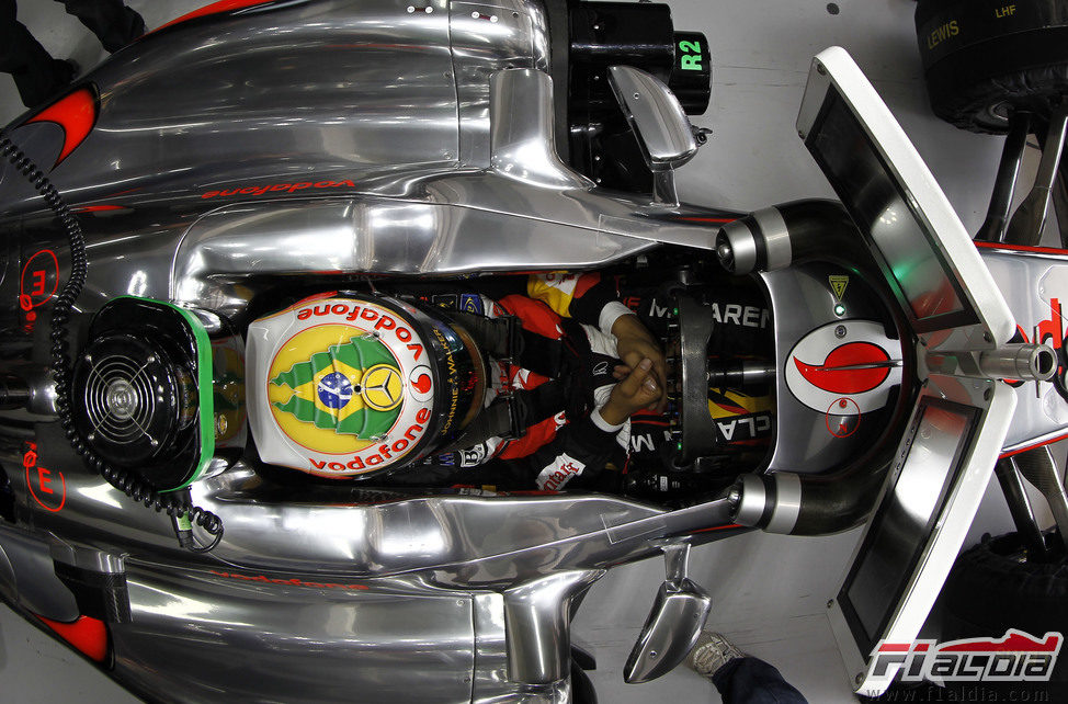 Lewis Hamilton sentado en su monoplaza en Brasil 2011