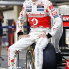 Jenson Button posando para la foto de familia de McLaren en Brasil