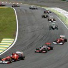 Lewis Hamilton entre los Ferrari de Alonso y Massa en Brasil 2011
