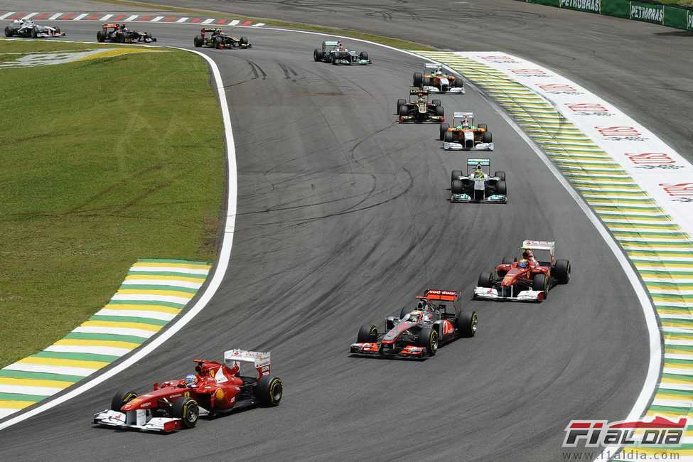 Lewis Hamilton entre los Ferrari de Alonso y Massa en Brasil 2011