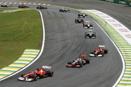 Lewis Hamilton entre los Ferrari de Alonso y Massa en Brasil 2011