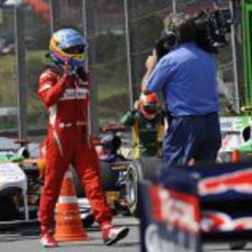 Fernando Alonso saluda a la cámara tras la carrera de Brasil