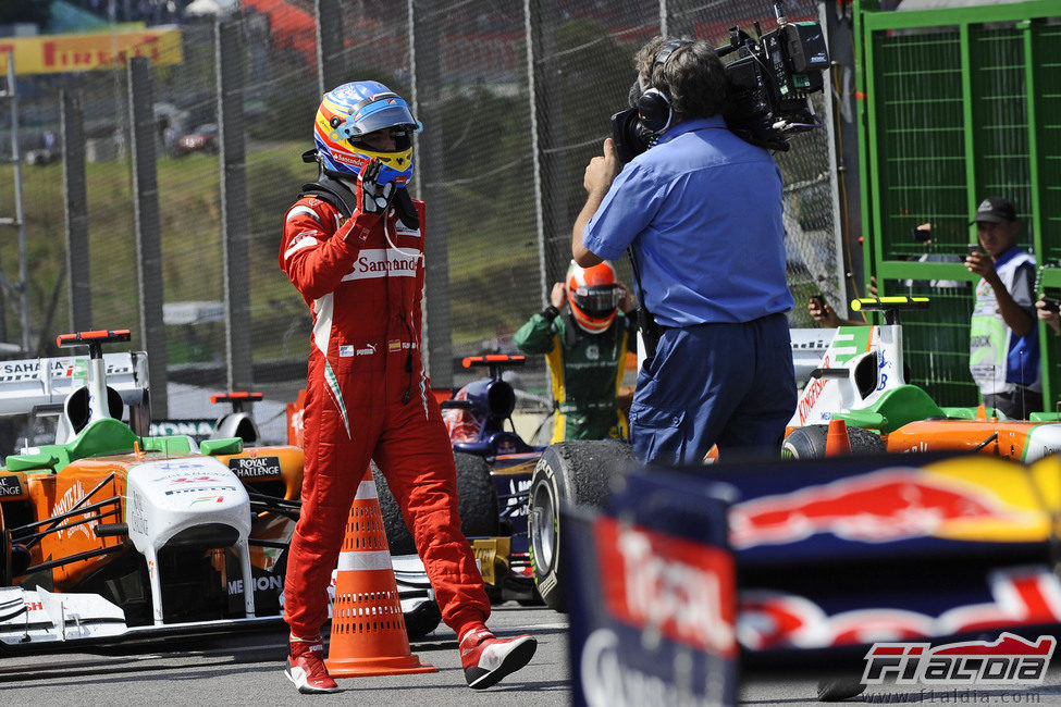 Fernando Alonso saluda a la cámara tras la carrera de Brasil