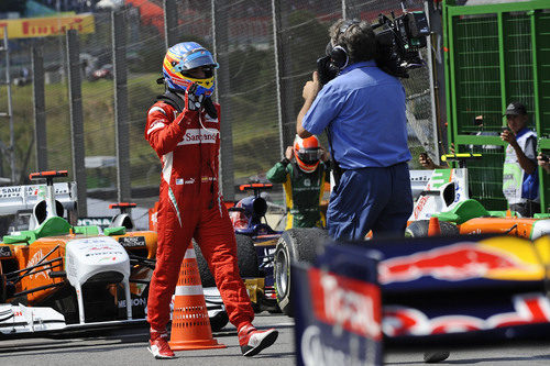 Fernando Alonso saluda a la cámara tras la carrera de Brasil