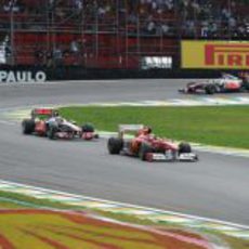 Felipe Massa y Jenson Button luchan en la pista de Interlagos