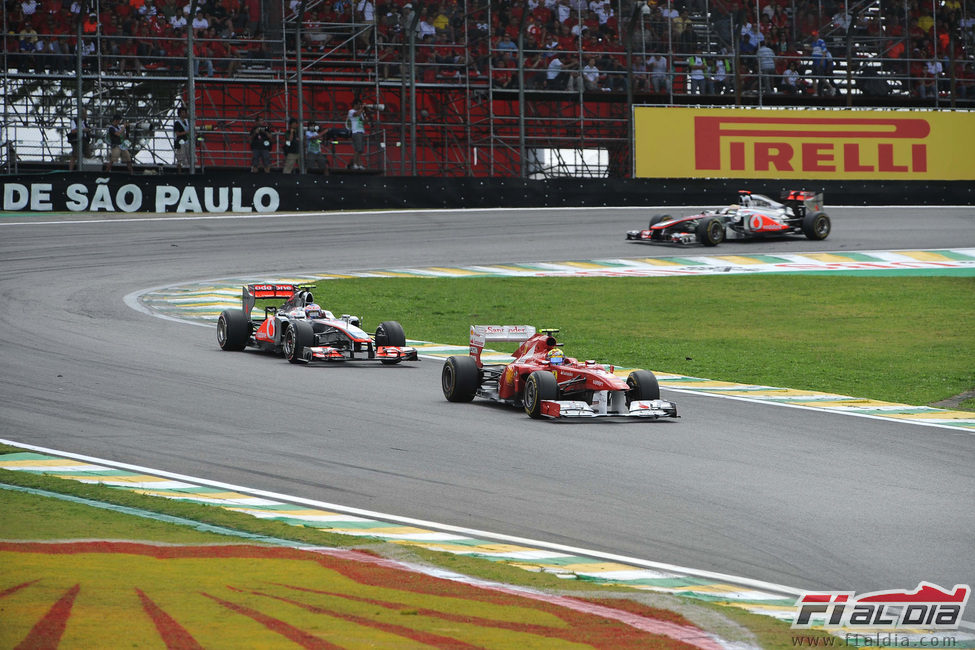 Felipe Massa y Jenson Button luchan en la pista de Interlagos