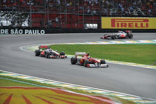Felipe Massa y Jenson Button luchan en la pista de Interlagos