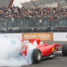 Giancarlo Fisichella quemando rueda con el F10 en el Motorshow de Bolonia 2011