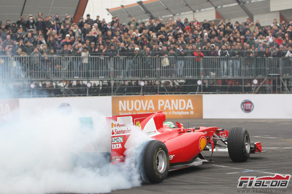 Giancarlo Fisichella quemando rueda con el F10 en el Motorshow de Bolonia 2011