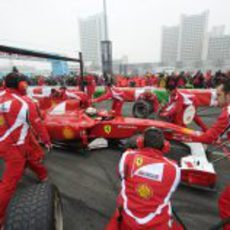 Cambio de neumáticos para Fisichella en el Motorshow de Bolonia 2011