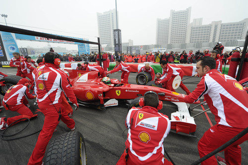 Cambio de neumáticos para Fisichella en el Motorshow de Bolonia 2011