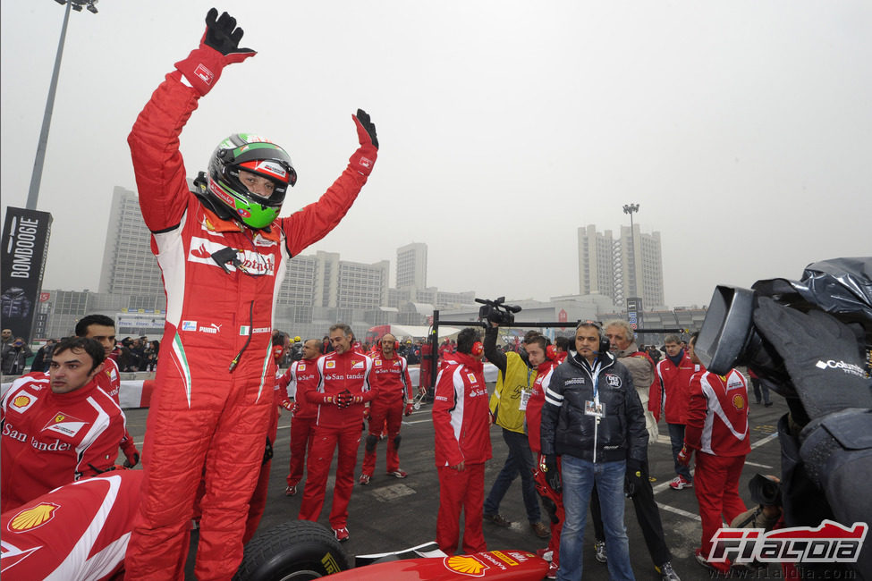 Giancarlo Fisichella saluda a su afición en Bolonia