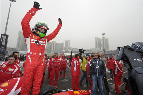 Giancarlo Fisichella saluda a su afición en Bolonia