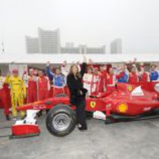 La modelo Nina Senicar posa con el Ferrari F10