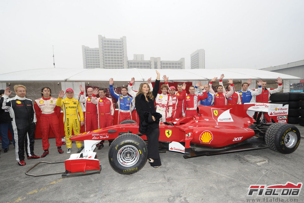 La modelo Nina Senicar posa con el Ferrari F10