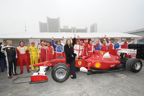 La modelo Nina Senicar posa con el Ferrari F10