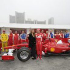 Nina Senicar y Giancarlo Fisichella posan con el Ferrari en Bolonia