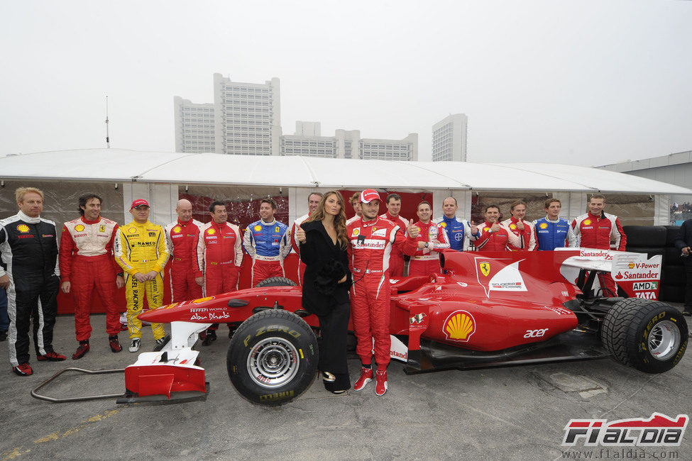 Nina Senicar y Giancarlo Fisichella posan con el Ferrari en Bolonia