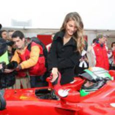 Nina Senicar anima a Fisichella en el Motorshow de Bolonia 2011