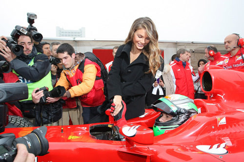 Nina Senicar anima a Fisichella en el Motorshow de Bolonia 2011