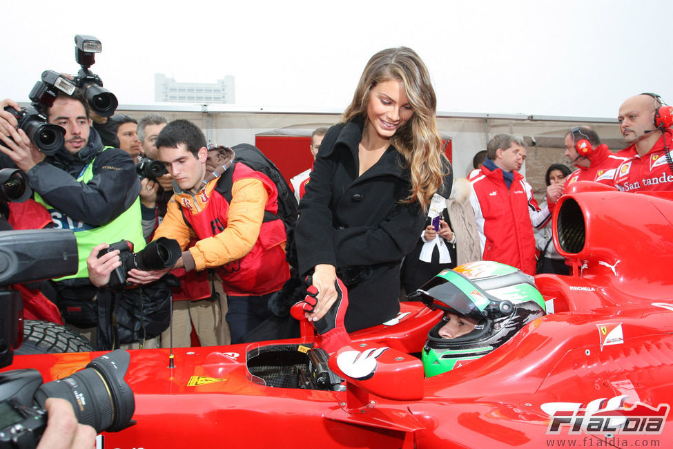 Nina Senicar anima a Fisichella en el Motorshow de Bolonia 2011