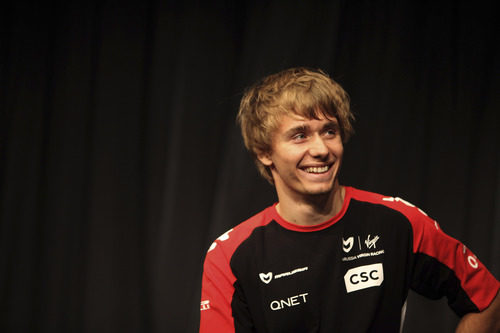 Pic sonríe en su presentación con Marussia Virgin en París
