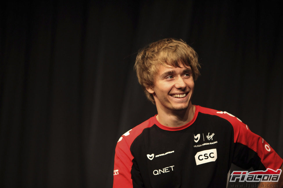 Pic sonríe en su presentación con Marussia Virgin en París