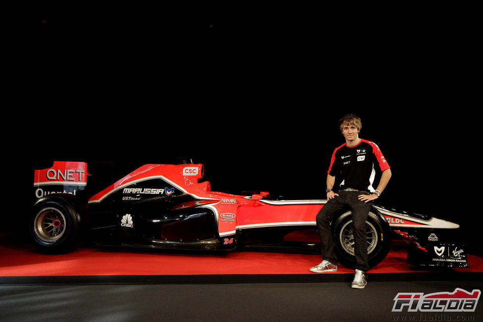 Charles Pic posa junto al monoplaza de Marussia Virgin