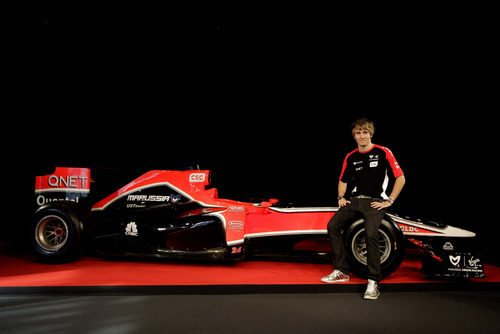 Charles Pic posa junto al monoplaza de Marussia Virgin