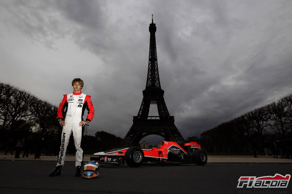 Charles Pic junto a la Torre Eiffel de París