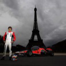 Charles Pic junto a la Torre Eiffel de París