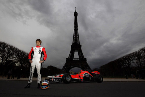 Charles Pic junto a la Torre Eiffel de París