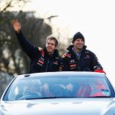 Sebastian Vettel y Adrian Newey saludan a los fans de Milton Keynes