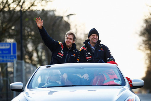 Sebastian Vettel y Adrian Newey saludan a los fans de Milton Keynes