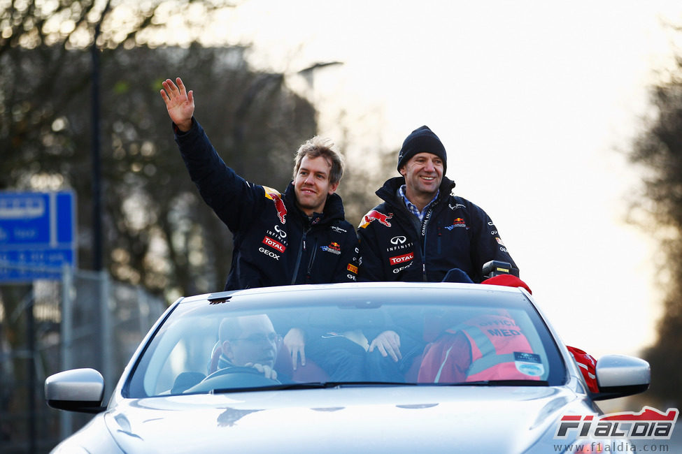 Sebastian Vettel y Adrian Newey saludan a los fans de Milton Keynes