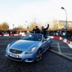 Mark Webber y Christian Horner saludan a los fans antes de la exhibición