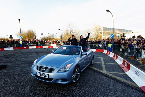 Mark Webber y Christian Horner saludan a los fans antes de la exhibición