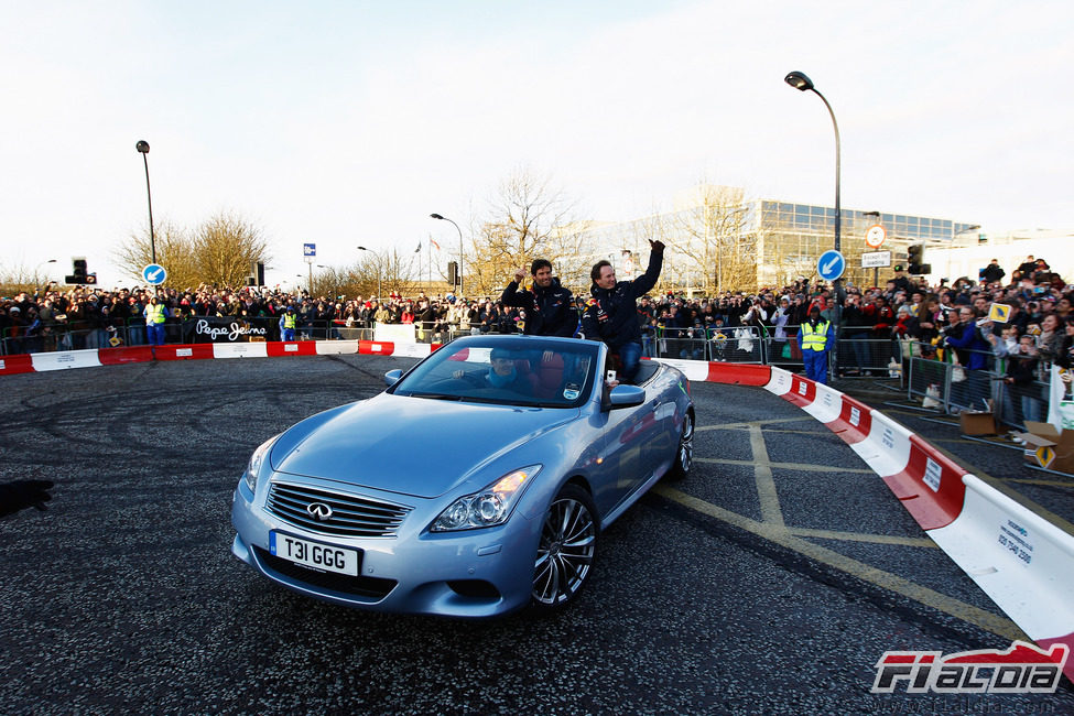 Mark Webber y Christian Horner saludan a los fans antes de la exhibición